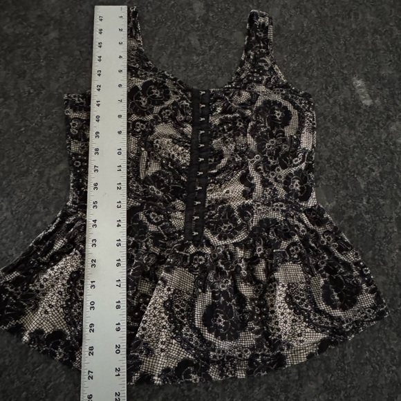 KIRRA HOOK AND EYE CLOSURE LACE PRINT CORSET STYLE PEPLUM TANK SIZE MED - Picture 9 of 10